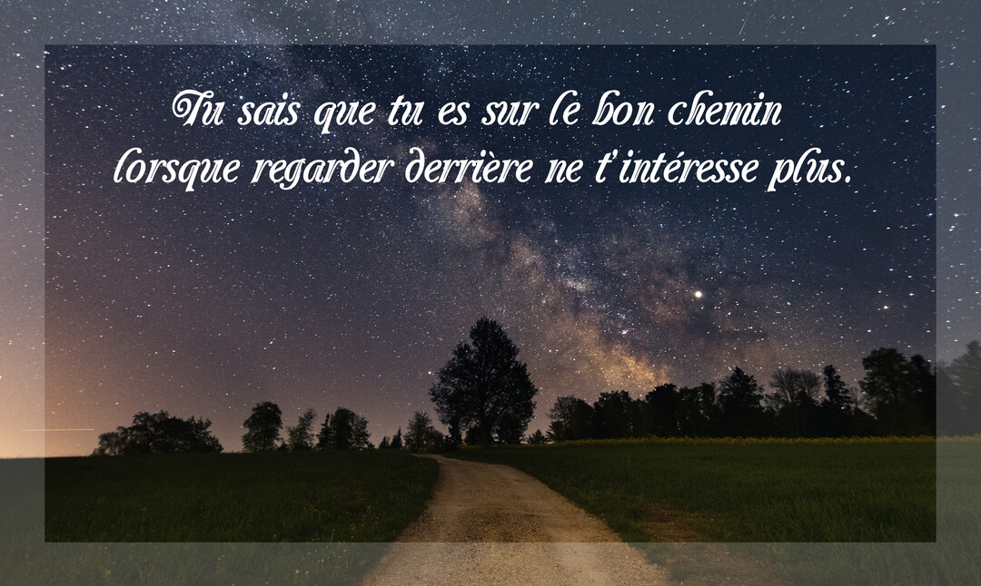 Un sentier de terre traverse un paysage nocturne sous un ciel rempli d'étoiles et la Voie Lactée, avec une citation inspirante superposée.