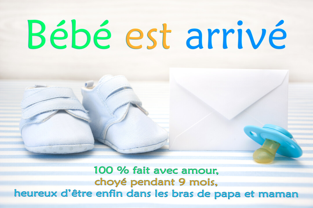 Une composition photographique pour une naissance, montrant des chaussons de bébé bleus, une tétine et une enveloppe sur une nappe rayée bleu et blanc.