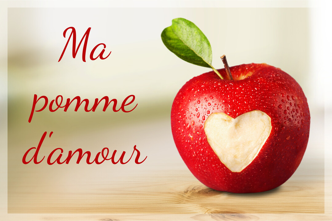 Une pomme rouge brillante, couverte de gouttelettes d'eau, est posée sur une table en bois avec un cœur gravé dans sa chair.