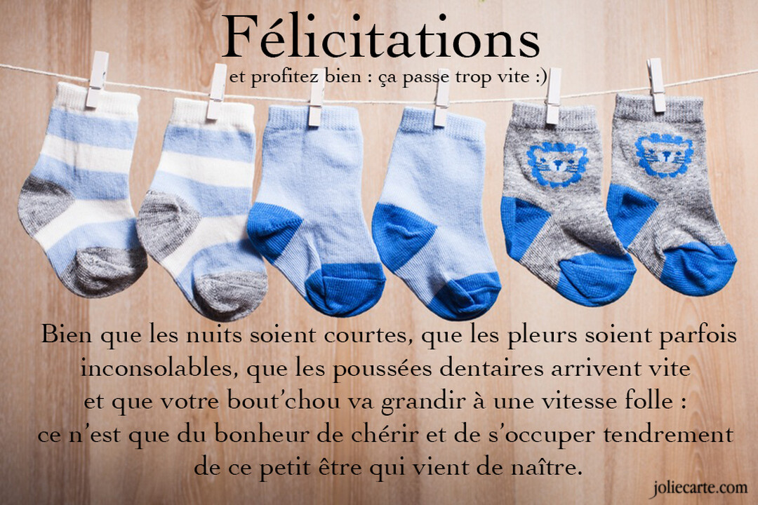 Une photographie de trois paires de chaussettes de bébé garçon, bleues, blanches et grises, épinglées sur un fil à linge devant un fond en bois.