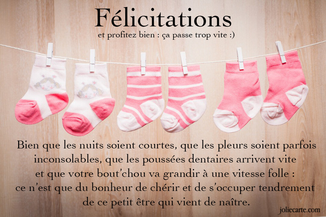 Sur un fond imitation bois, trois paires de chaussettes de bébé roses et blanches sont suspendues à un fil par des épingles à linge.