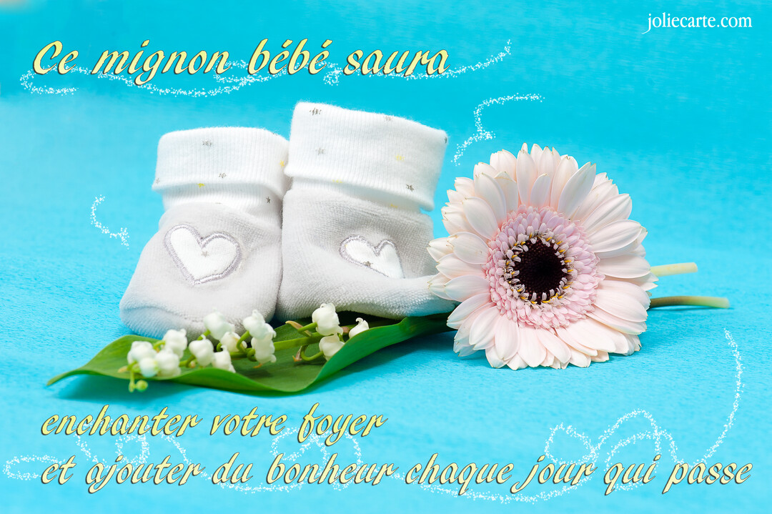 Une paire de chaussons de bébé blancs avec des cœurs est posée à côté d'un brin de muguet et d'une fleur rose.