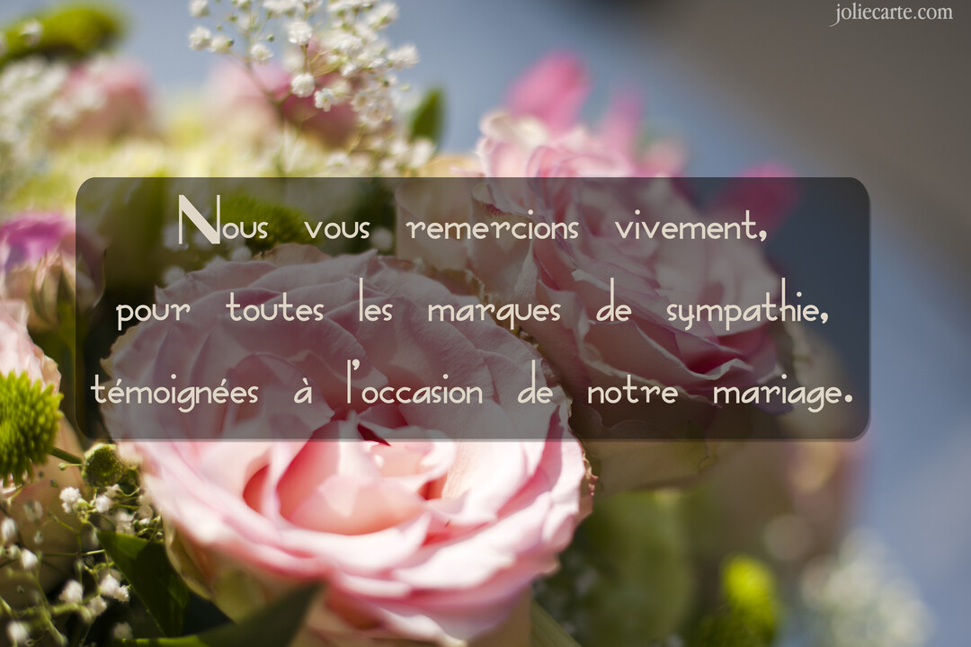 Un bouquet composé de roses roses et de gypsophile blanc sert de fond à un texte de remerciement de mariage superposé.