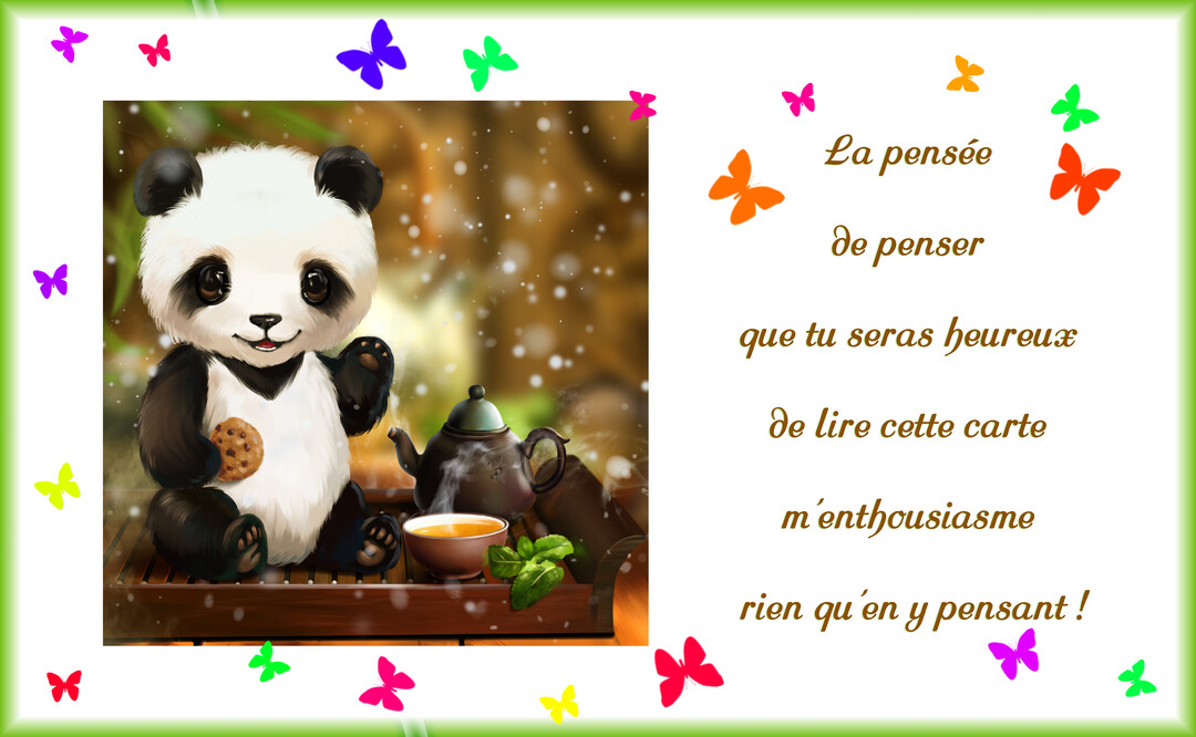 Un bébé panda illustré, assis devant un service à thé fumant, tient un biscuit et salue joyeusement, entouré de papillons colorés.