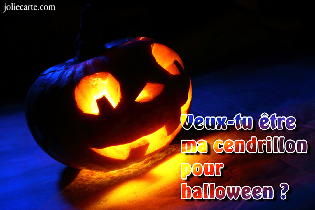 Une citrouille d'Halloween sculptée et éclairée de l'intérieur, posée dans l'obscurité, avec un texte d'invitation romantique et coloré.