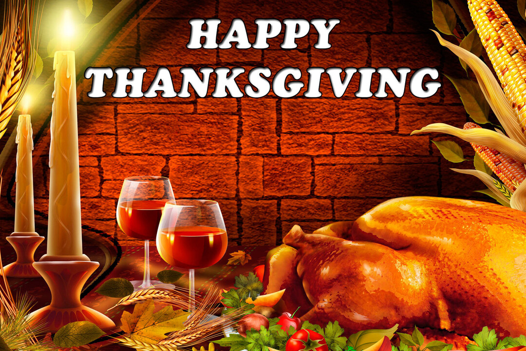 Une table de fête pour Thanksgiving avec une dinde rôtie, deux verres de vin rouge et des bougies, sur fond de mur de briques.