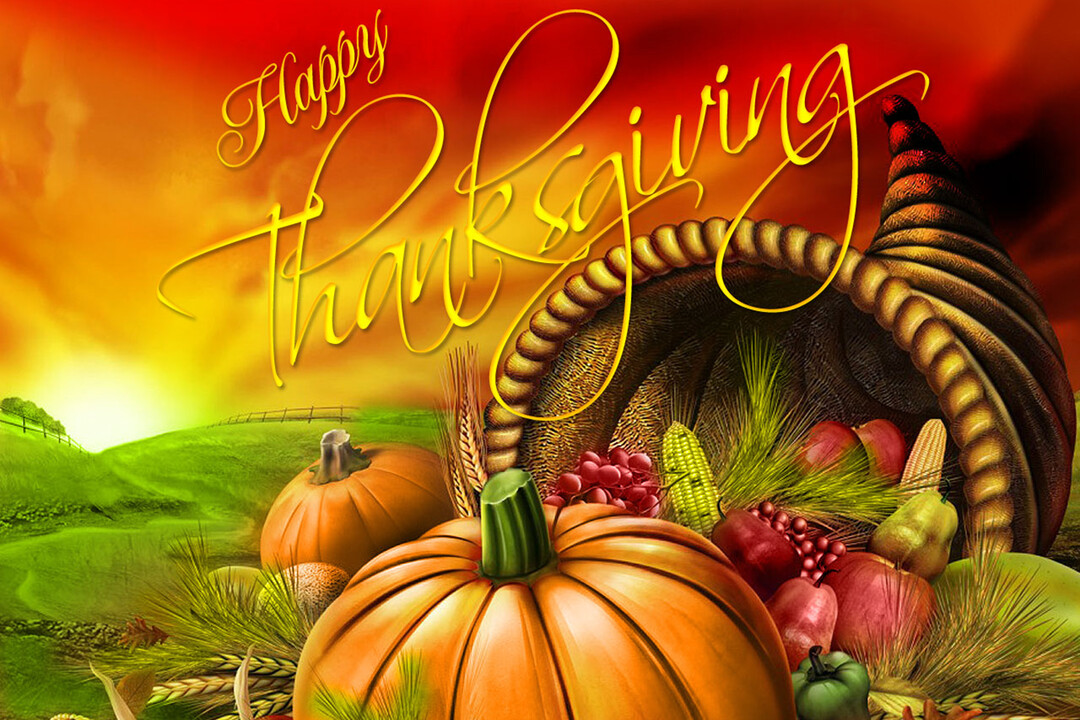 Une scène automnale illustrée avec une corne d'abondance, des citrouilles et diverses récoltes, sous un ciel orangé au coucher du soleil.